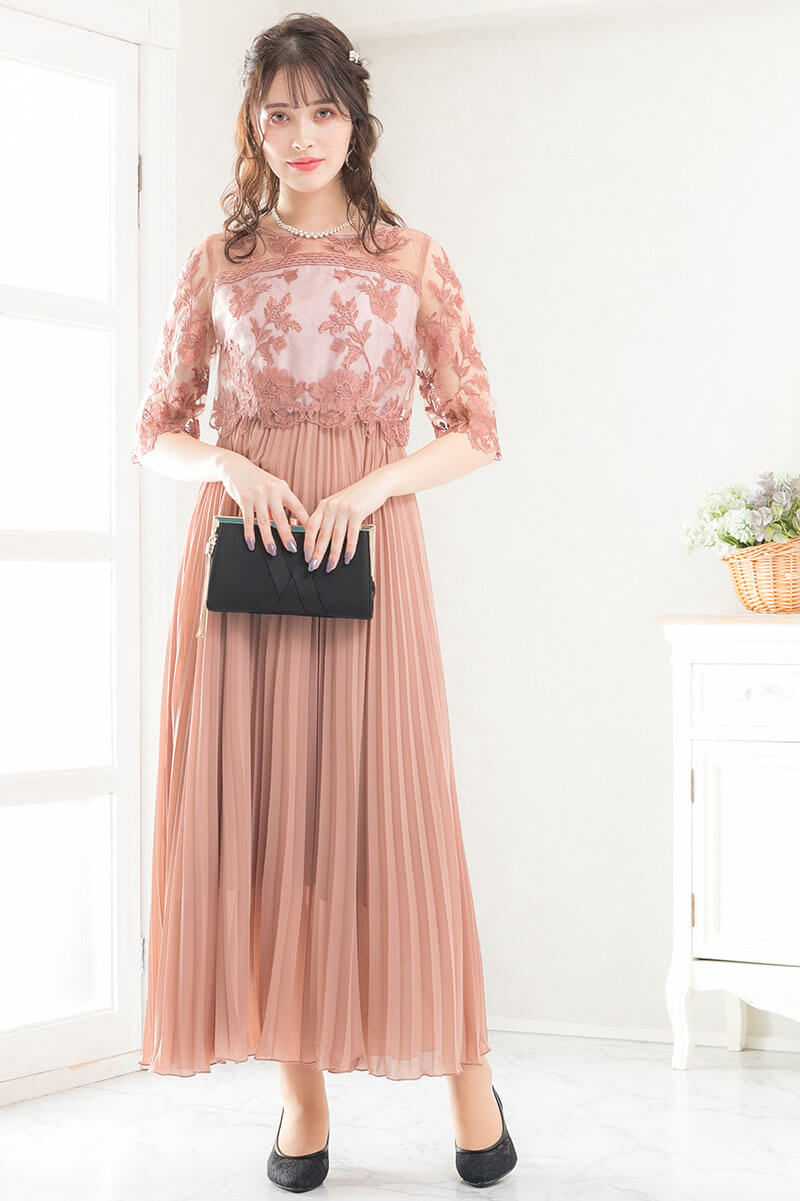 ピンクベージュの袖つきフラワーレースロングプリーツドレスの商品画像1
