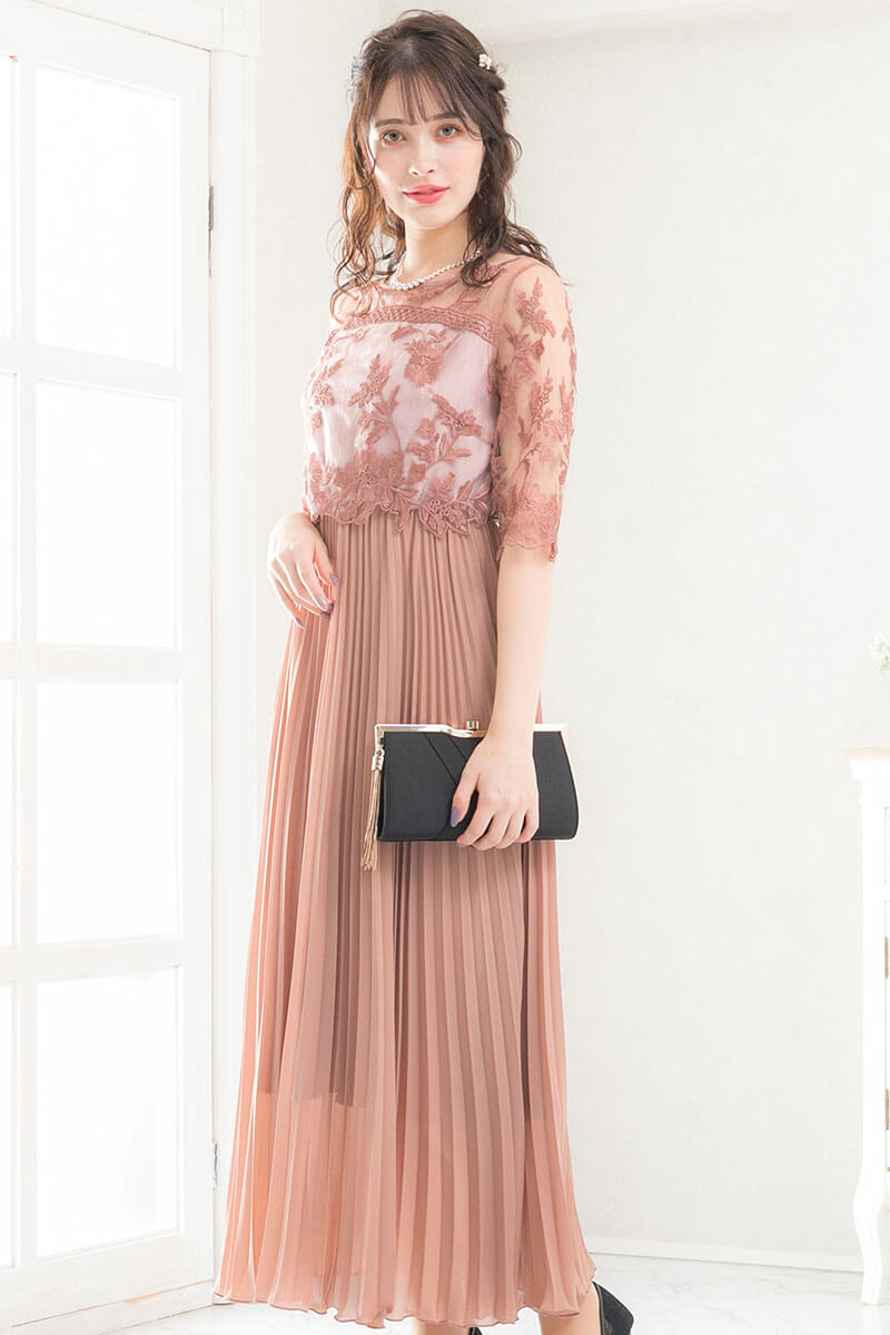 ピンクベージュの袖つきフラワーレースロングプリーツドレスの商品画像2