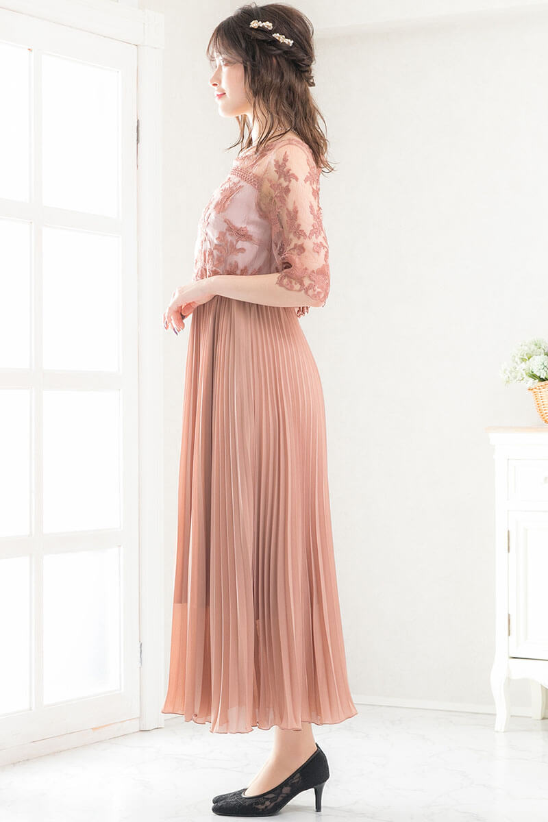 ピンクベージュの袖つきフラワーレースロングプリーツドレスの商品画像3