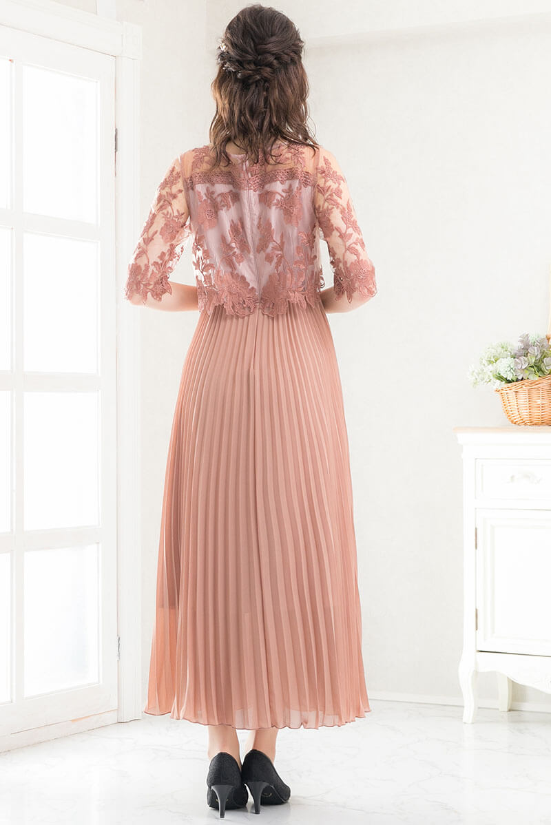 ピンクベージュの袖つきフラワーレースロングプリーツドレスの商品画像4
