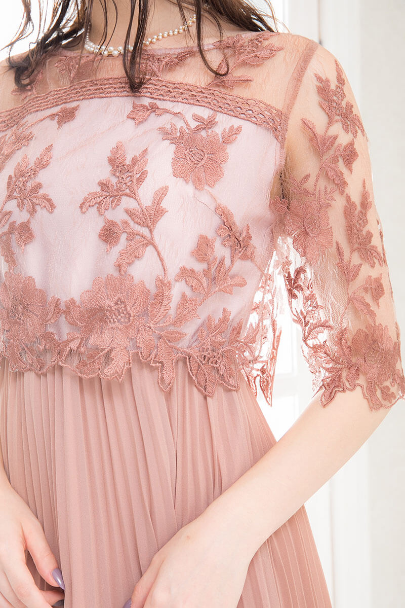 ピンクベージュの袖つきフラワーレースロングプリーツドレスの商品画像5