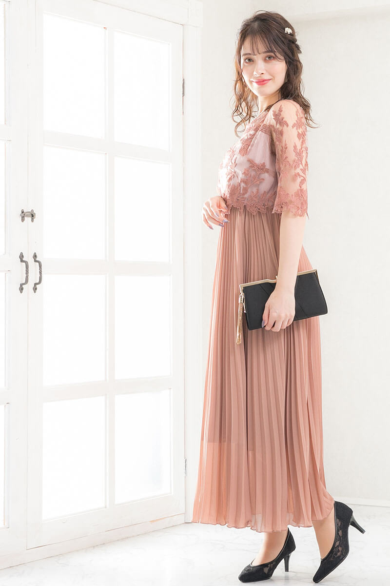 ピンクベージュの袖つきフラワーレースロングプリーツドレスの商品画像7