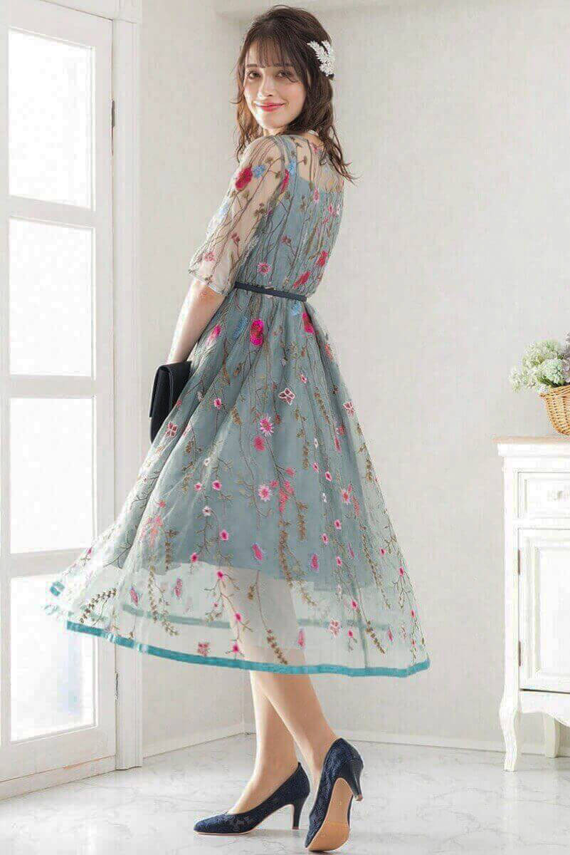 ライトカーキのフラワーカラー刺繍ドレスのサムネイル画像
