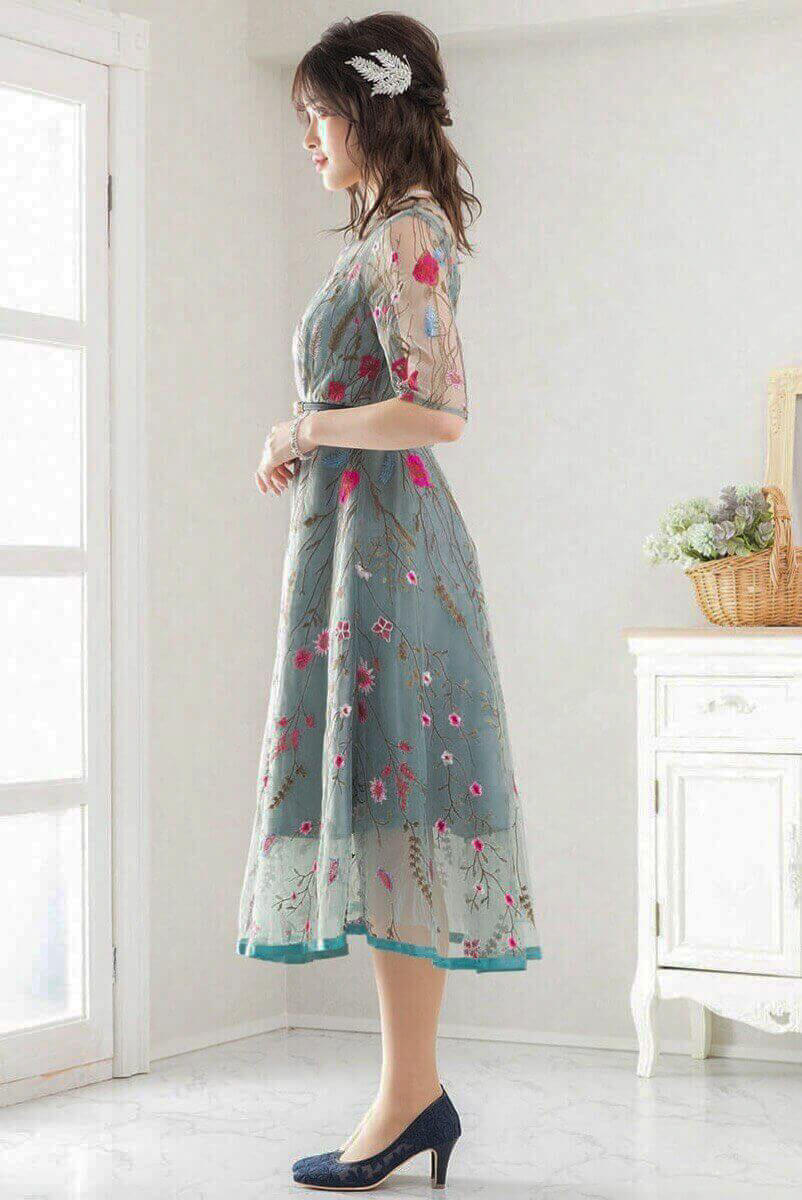 ライトカーキのフラワーカラー刺繍ドレスの商品画像3