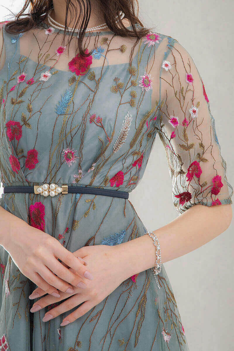 ライトカーキのフラワーカラー刺繍ドレスの商品画像5