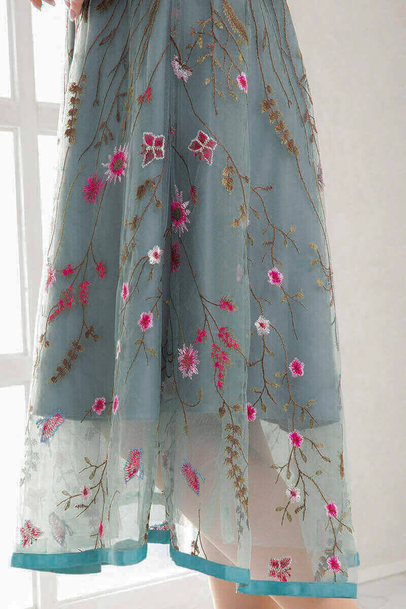 ライトカーキのフラワーカラー刺繍ドレスの商品画像6