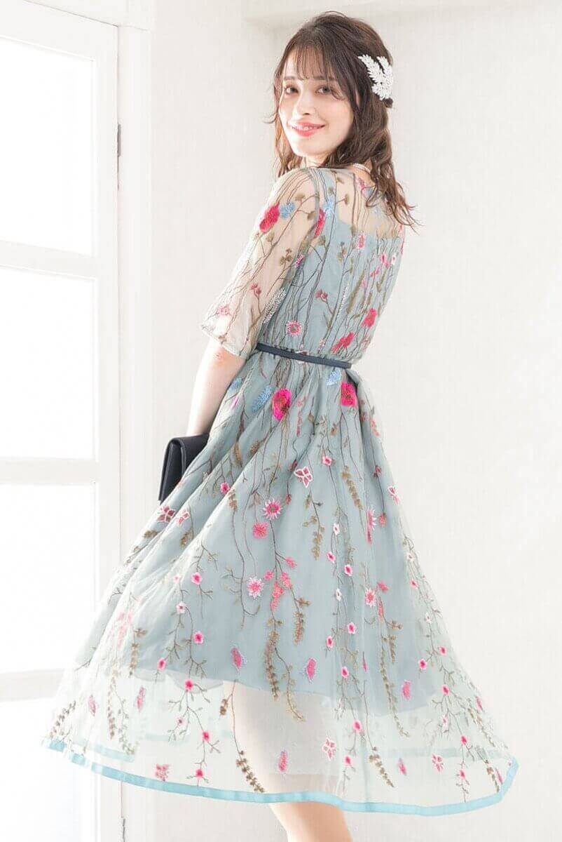 ライトカーキのフラワーカラー刺繍ドレスの商品画像9