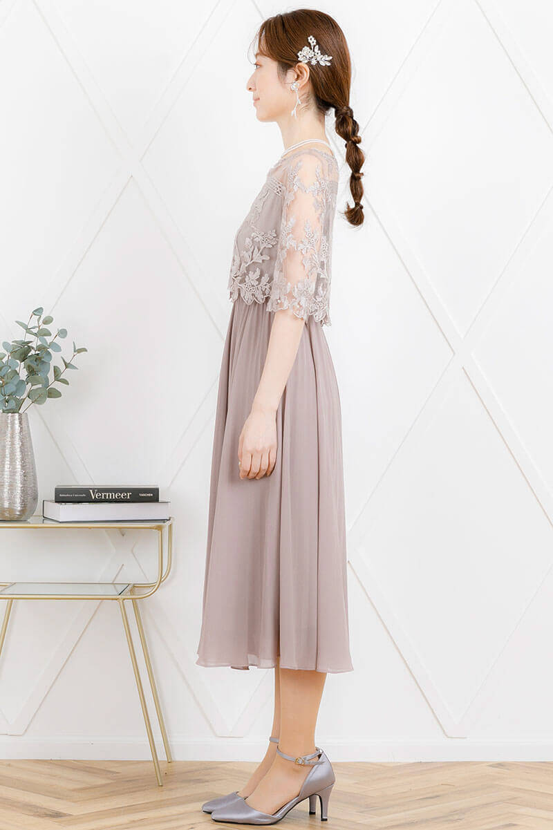 グレージュの袖つきフラワーレースドレスの商品画像3
