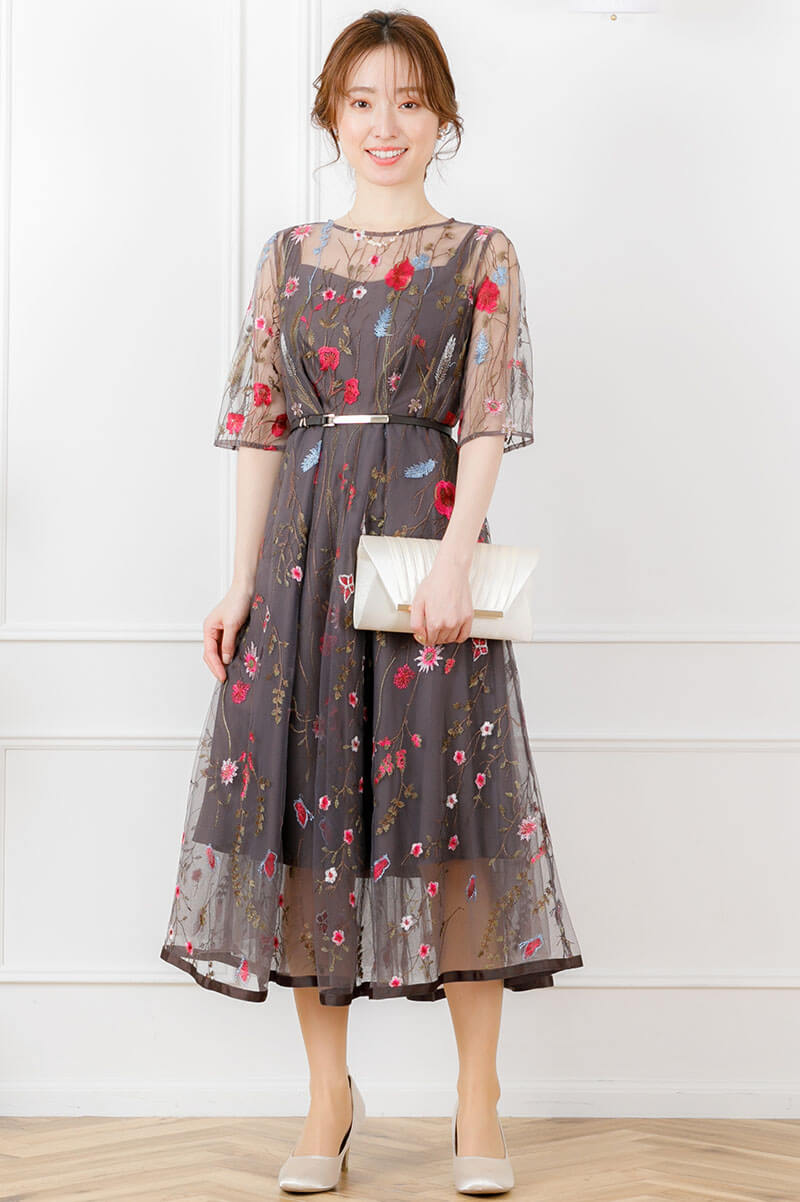 チャコールのフラワーカラー刺繍ドレスの商品画像1