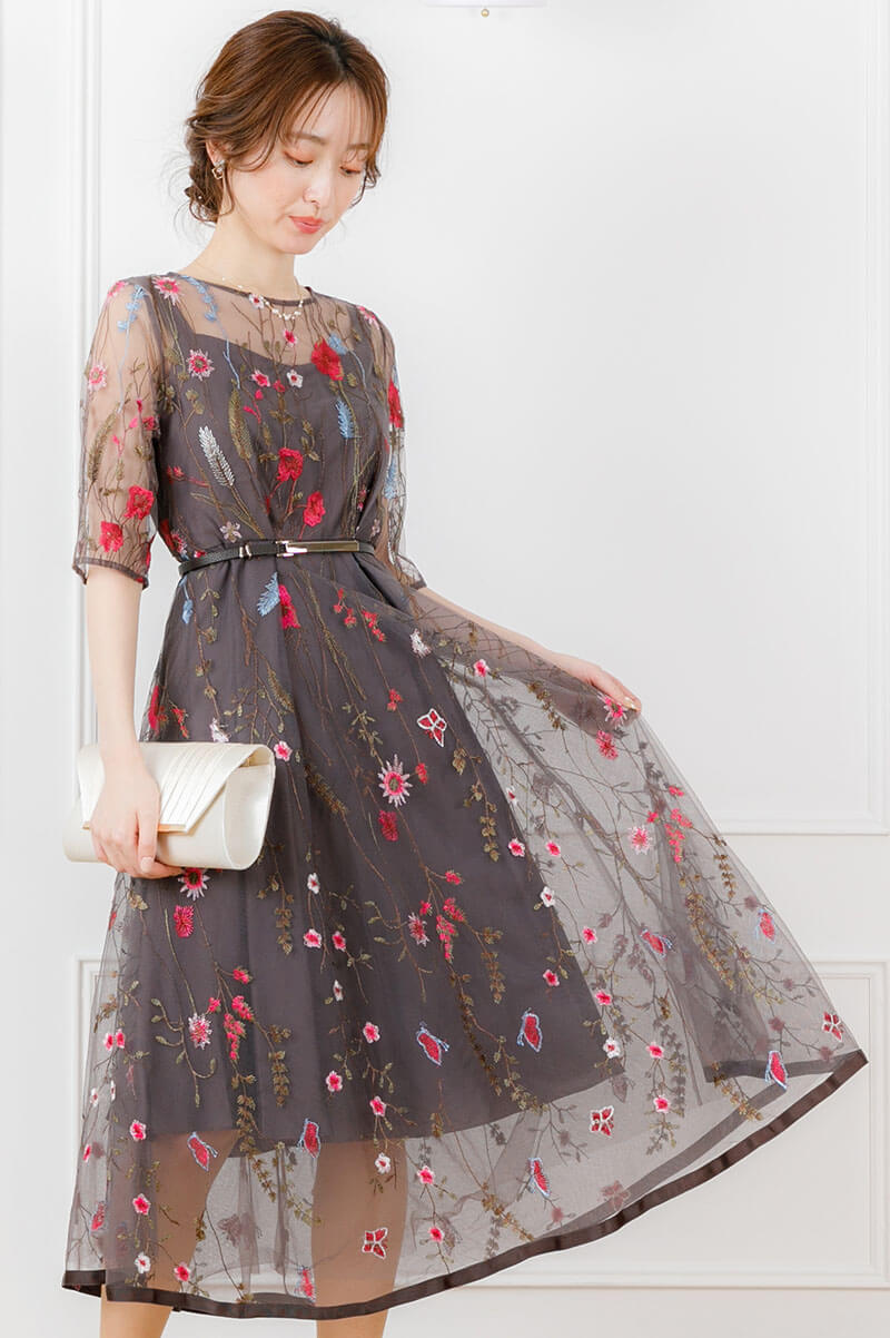 チャコールのフラワーカラー刺繍ドレスの商品画像2