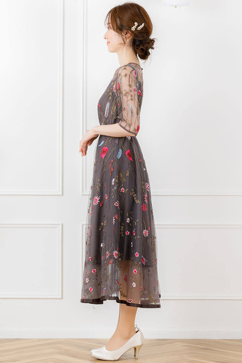 チャコールのフラワーカラー刺繍ドレスの商品画像3