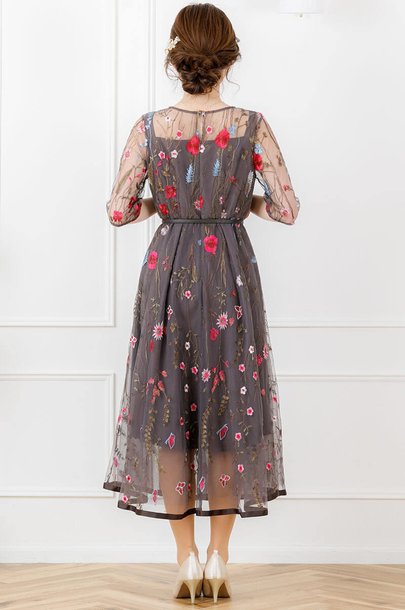 チャコールのフラワーカラー刺繍ドレスの商品画像4