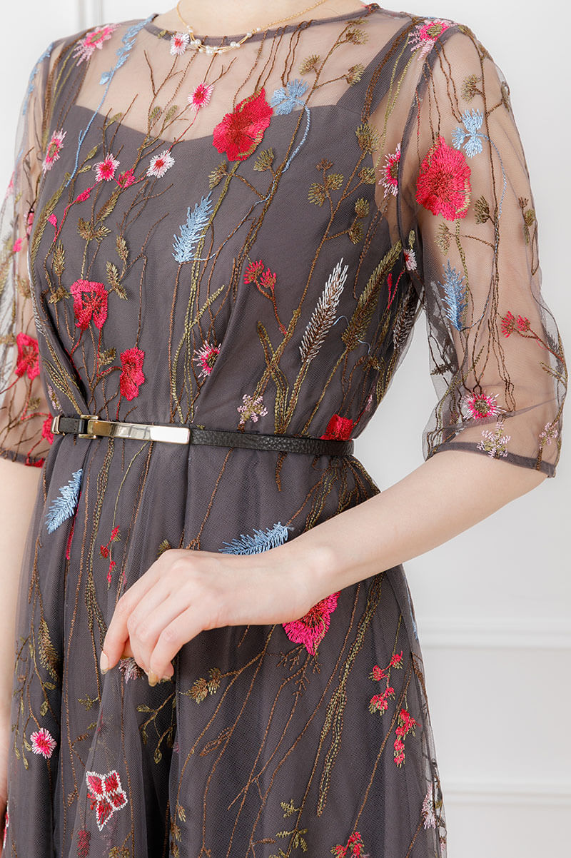 チャコールのフラワーカラー刺繍ドレスの商品画像5