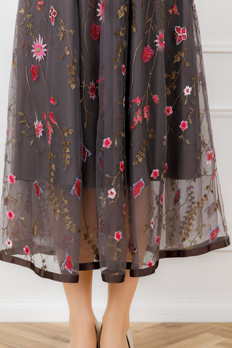 チャコールのフラワーカラー刺繍ドレスの商品画像6