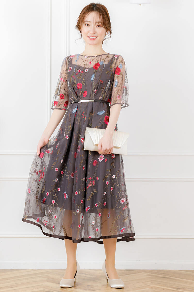 チャコールのフラワーカラー刺繍ドレスの商品画像7