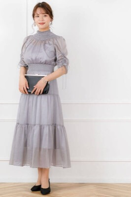 グレーのハイネックティアードドレスのサムネイル画像