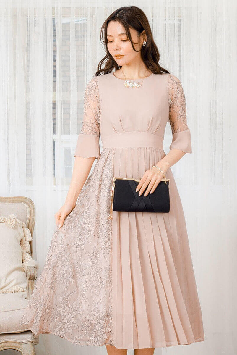 グレージュのレース切替プリーツドレスの商品画像2