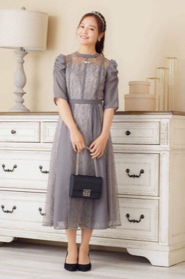 アッシュグレーのギャザースリーブドレスのサムネイル画像