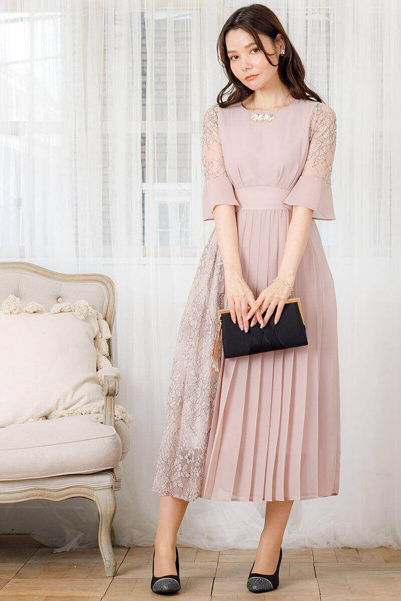 グレージュのレース切替プリーツドレスの商品画像1