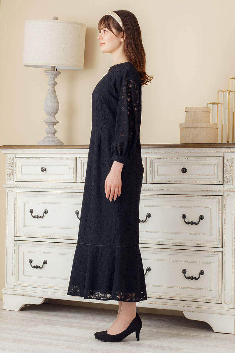 ブラックのベルト付きペプラムレースドレスの商品画像3