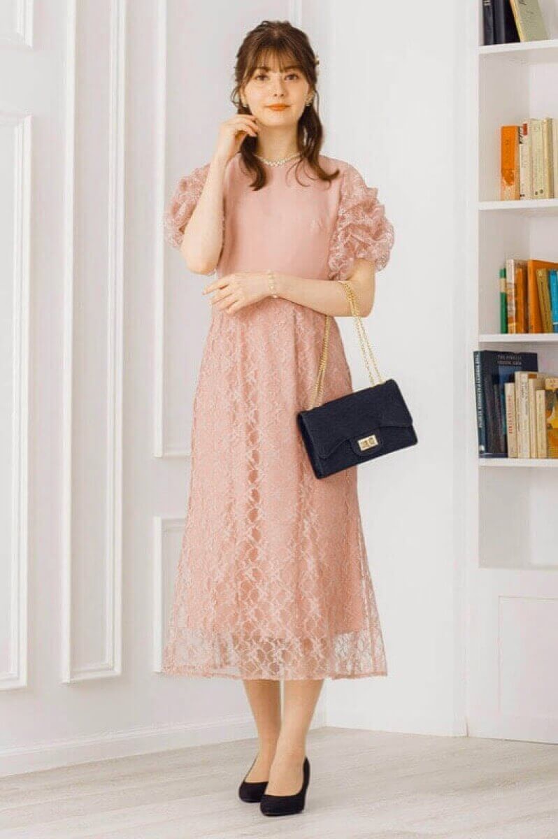 ピンクベージュのボリュームスリーブドレスの商品画像1