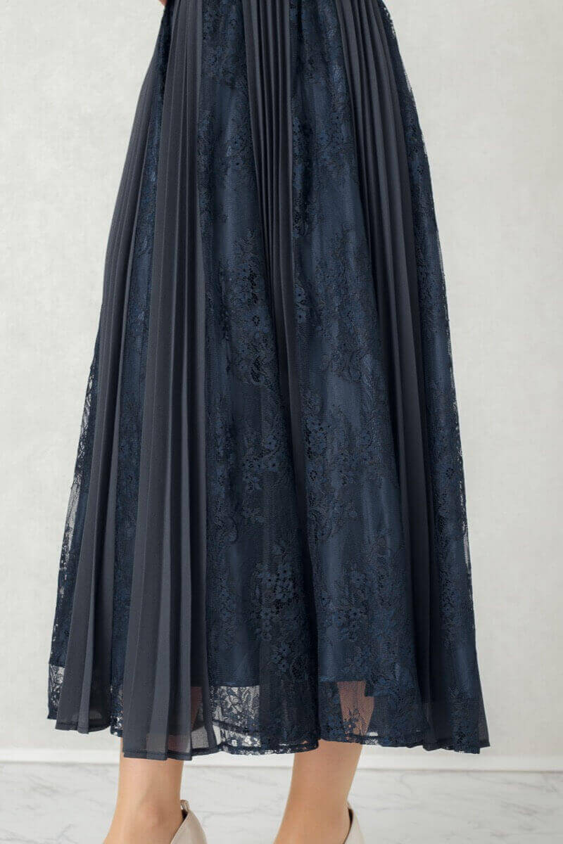 アッシュネイビーの袖つきレース×プリーツドレスの商品画像6
