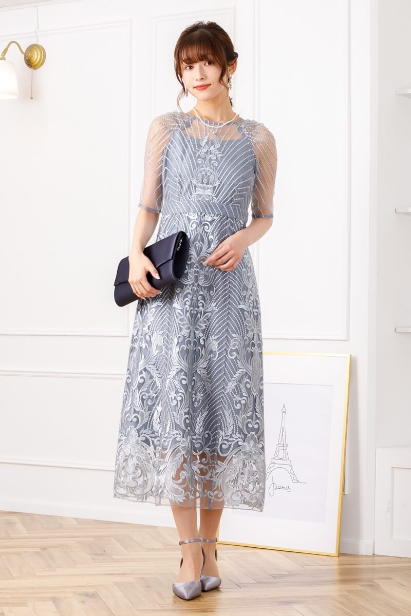 グレイッシュブルーのアンティーク刺繍レースドレス