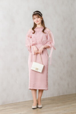 ピンクのオフショルトップス付きサテンドレス<br>SALON by Chico | M | A-2638