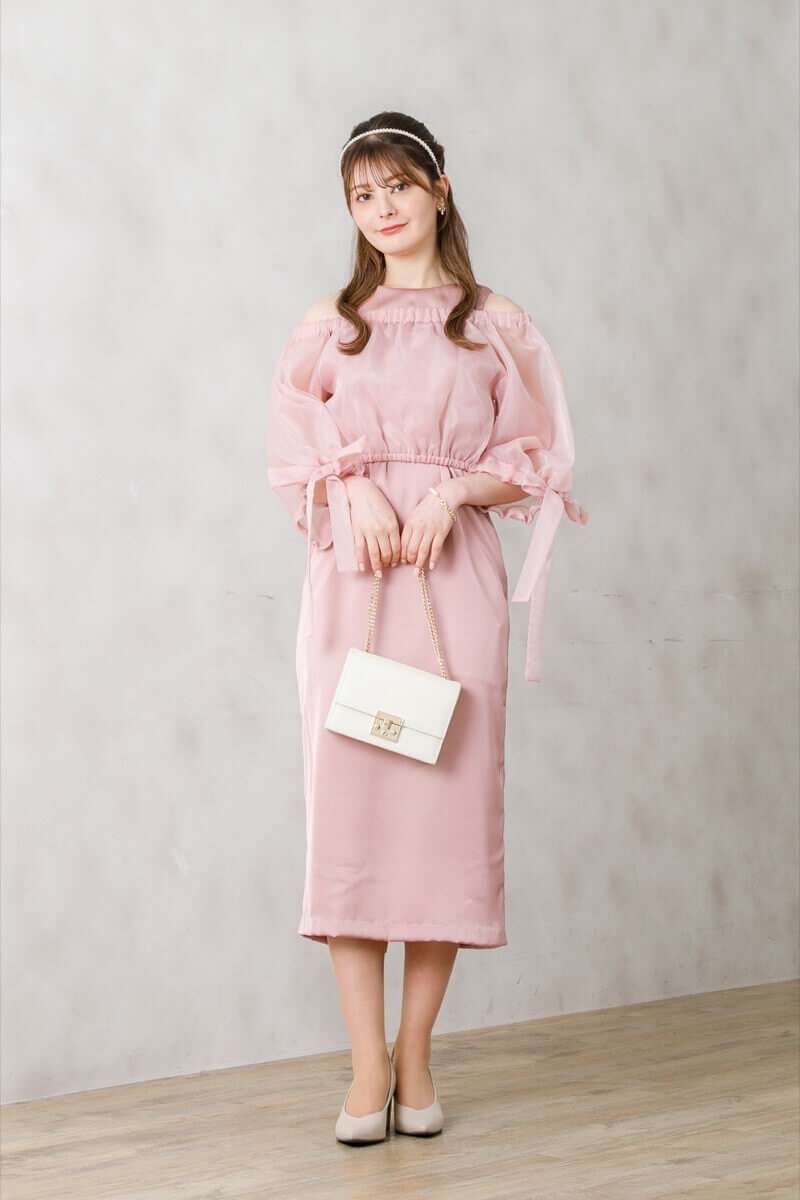 ピンクのオフショルトップス付きサテンドレスの商品画像1