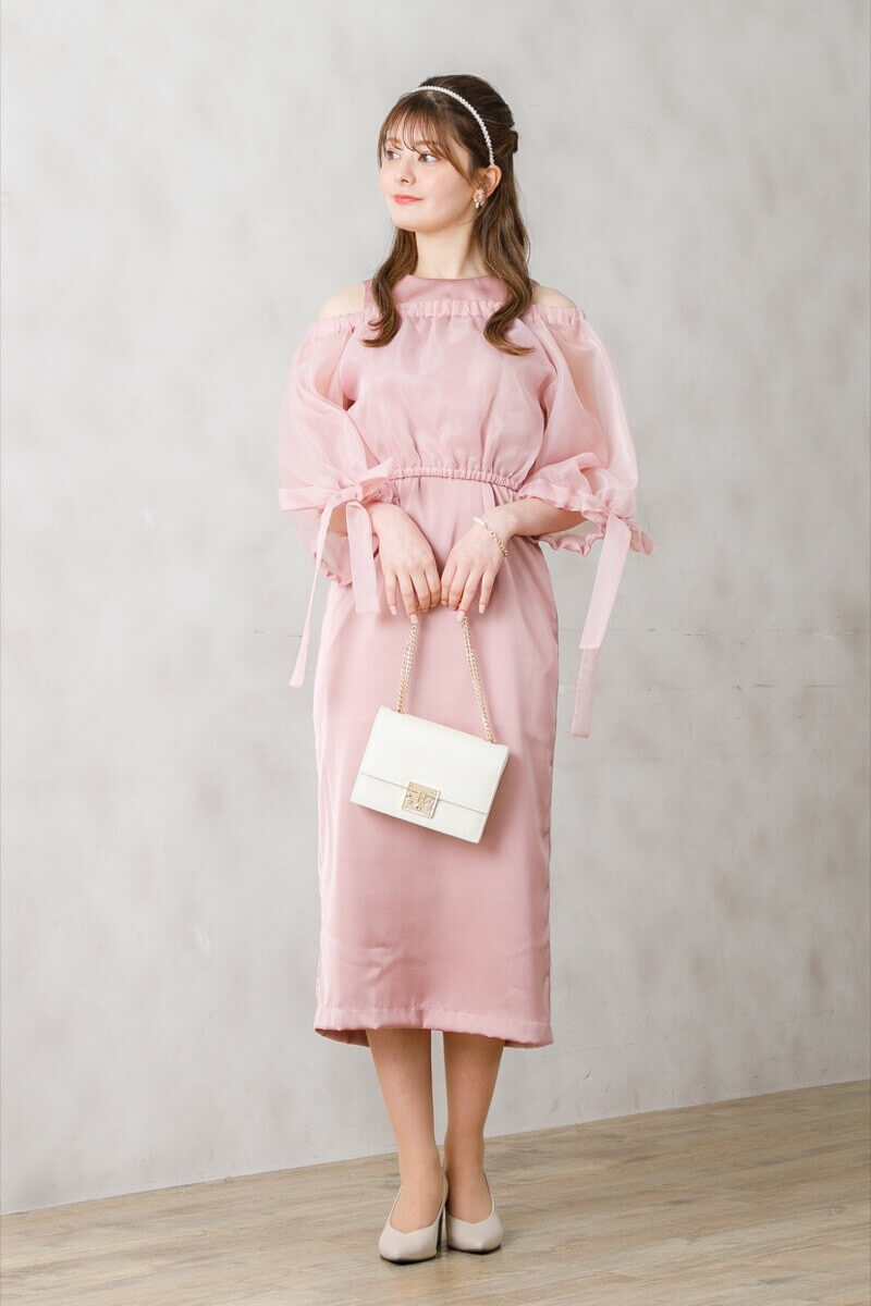 ピンクのオフショルトップス付きサテンドレスの商品画像10