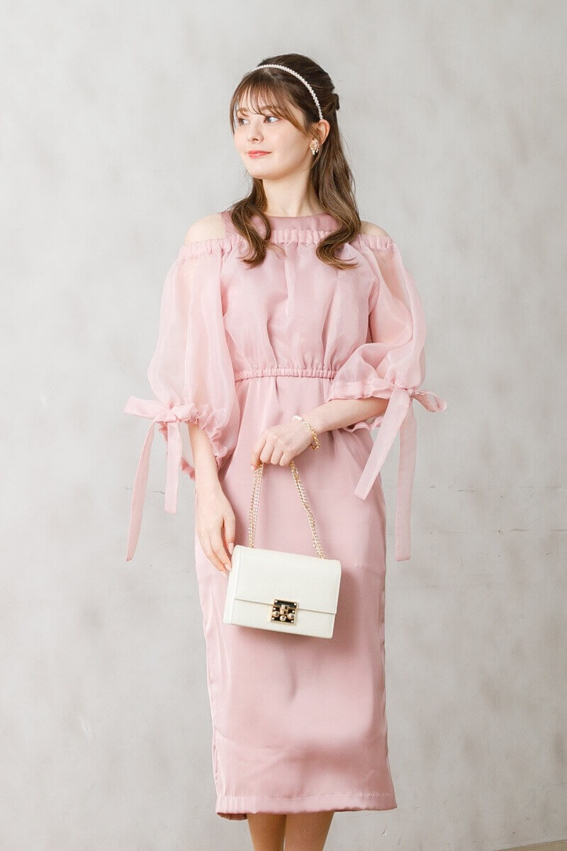 ピンクのオフショルトップス付きサテンドレスの商品画像2