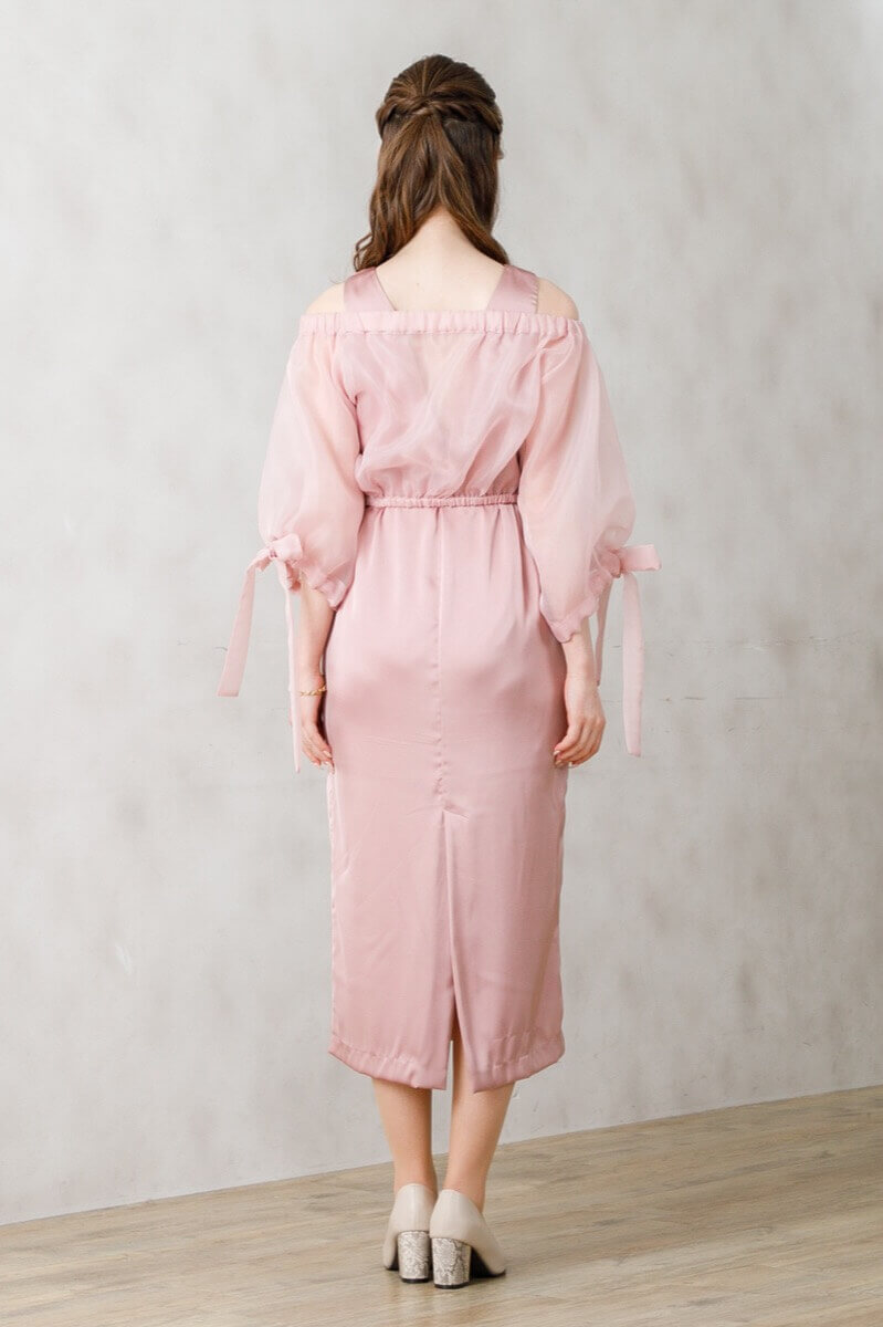 ピンクのオフショルトップス付きサテンドレスの商品画像4