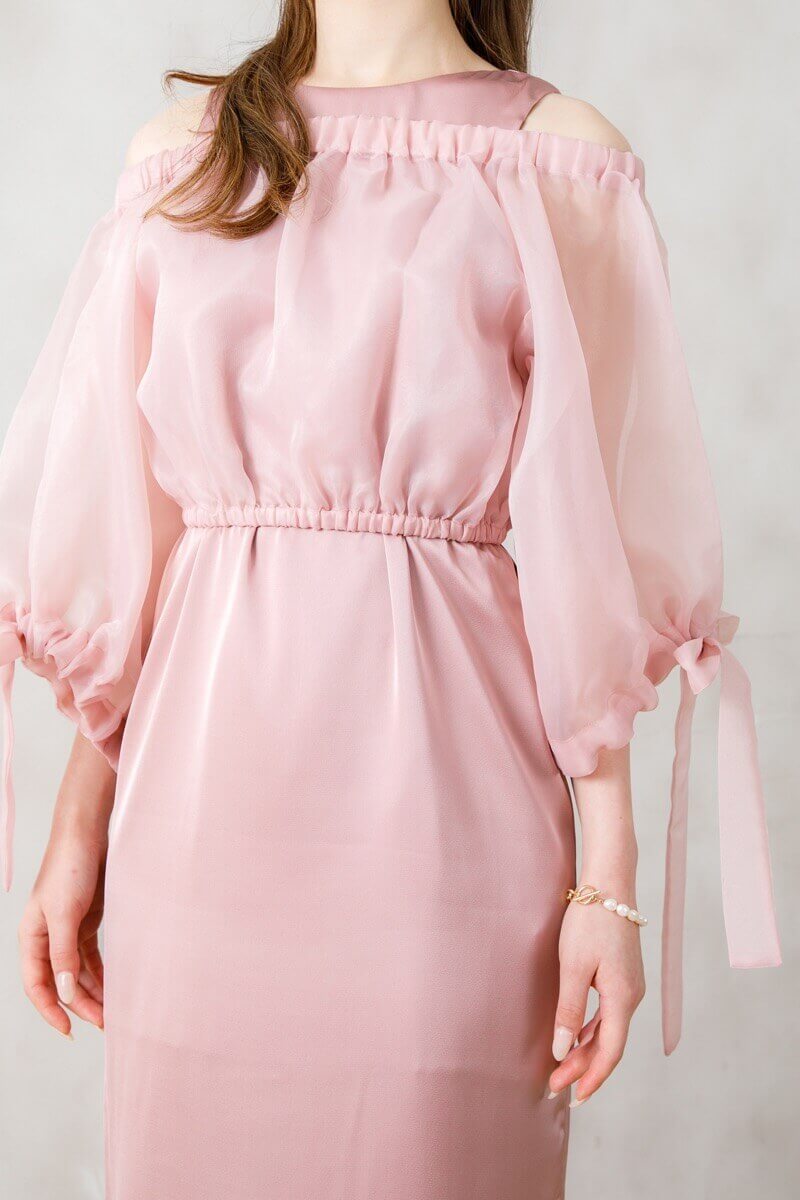 ピンクのオフショルトップス付きサテンドレスの商品画像5