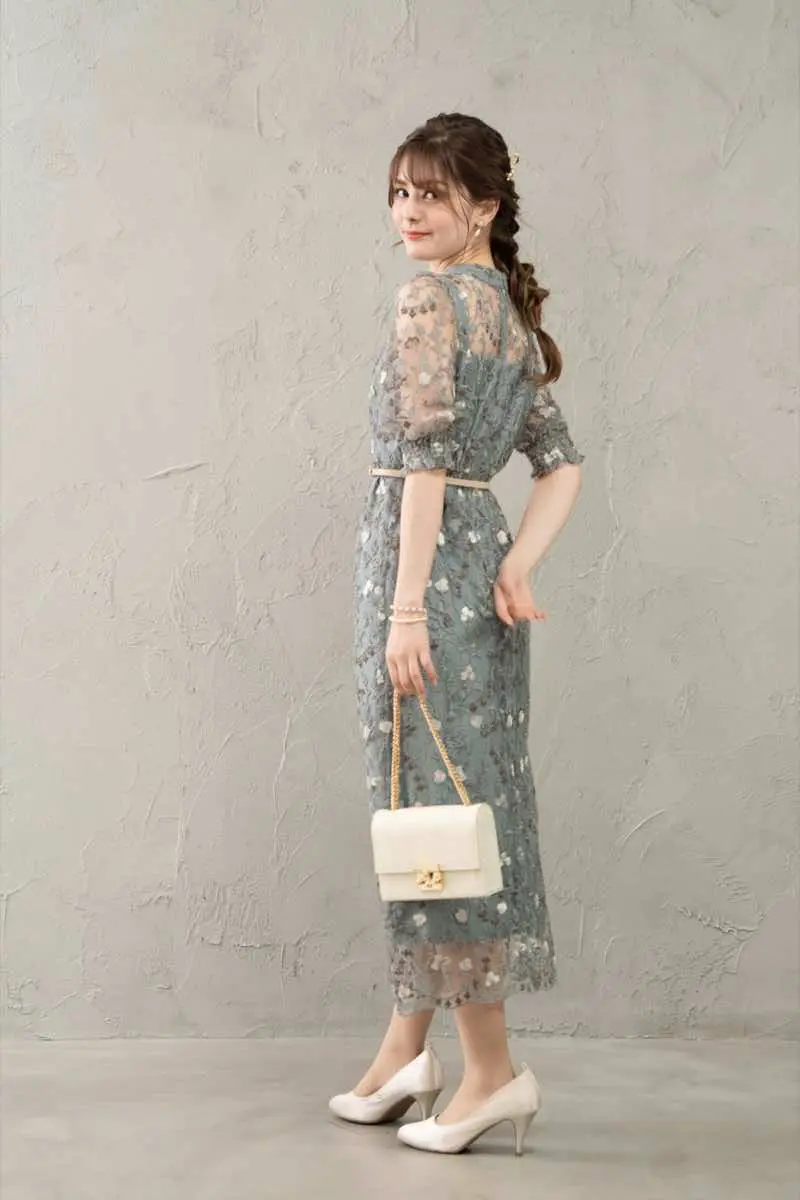 ライトカーキのアンティーク刺繍ドレス