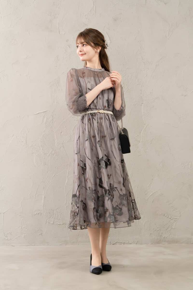 グレイッシュパープルのエンブロイダリレースドレスの商品画像1