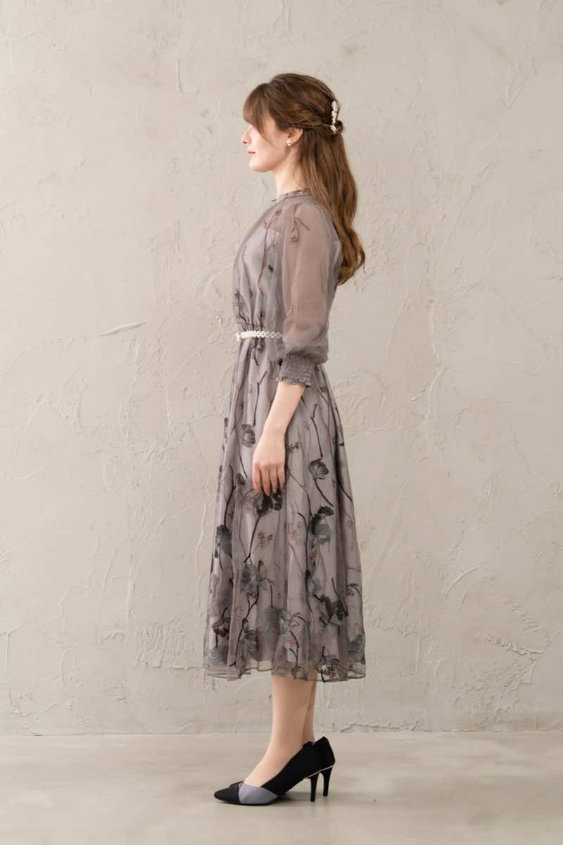 グレイッシュパープルのエンブロイダリレースドレスの商品画像3