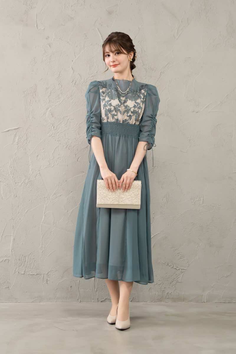 ライトカーキのフラワーレースオーガンジードレスの商品画像7