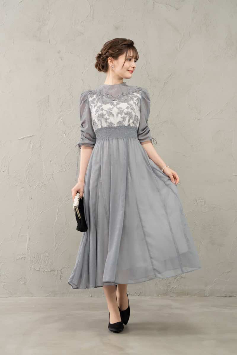 ブルーグレーのフラワーレースオーガンジードレスの商品画像1