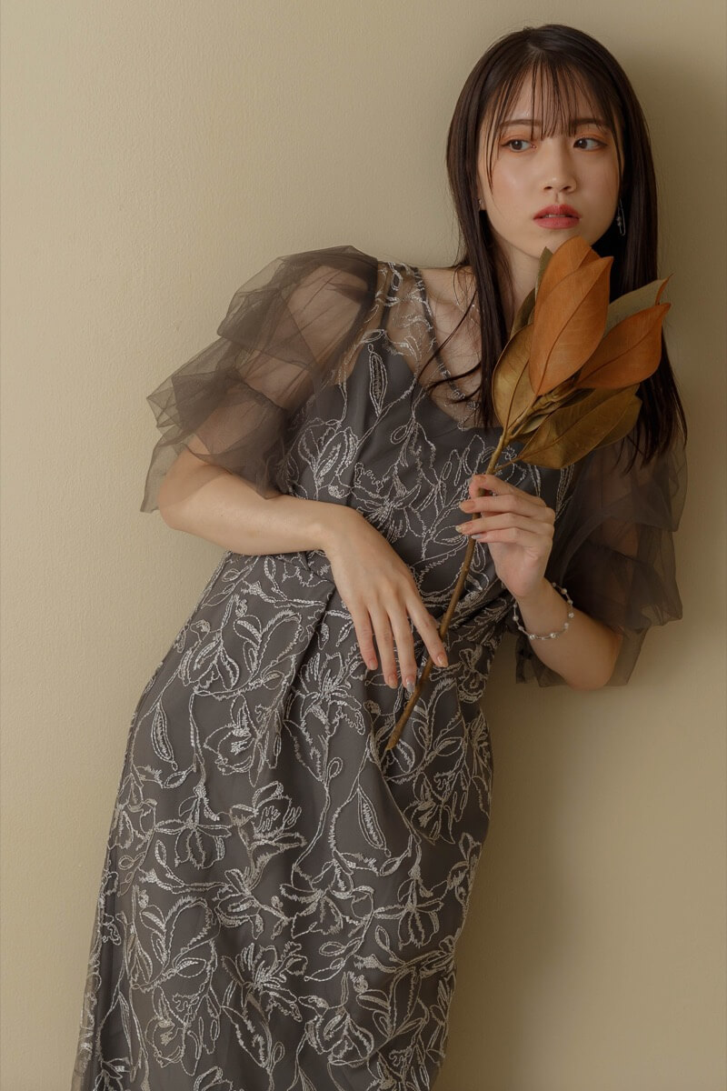 チャコールのフラッフィースリーブペンシルドレス