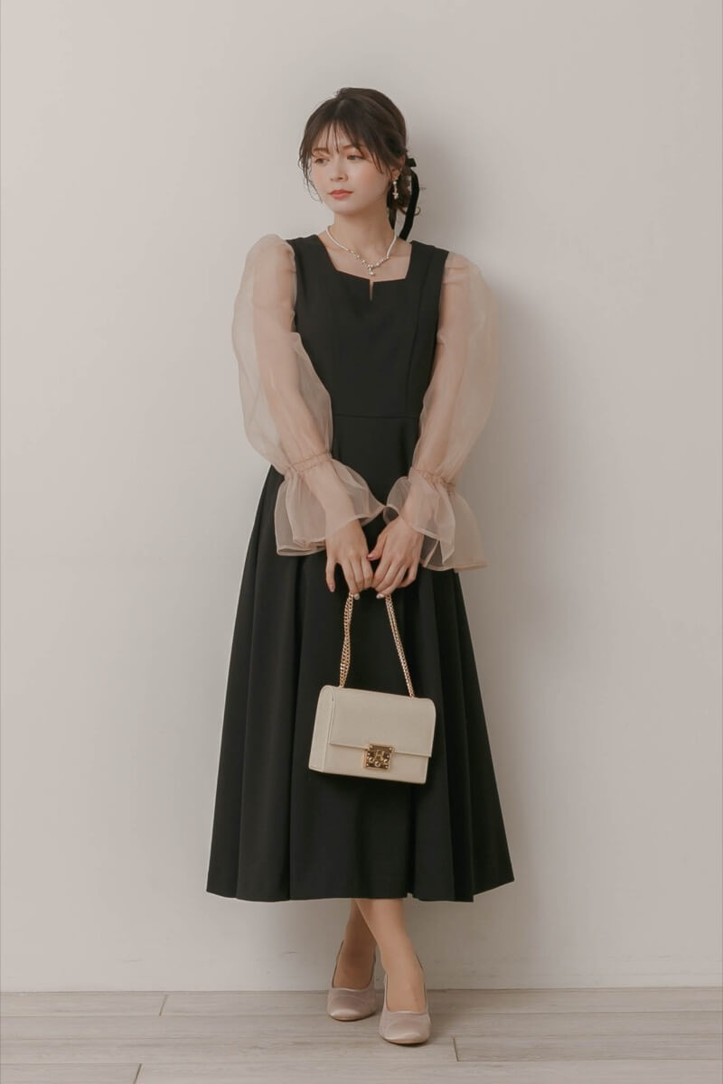 ブラック×ベージュのオーガンジースリーブドレス  