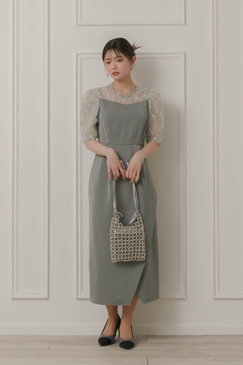 グリーンのリーフ刺繍ラップドレス