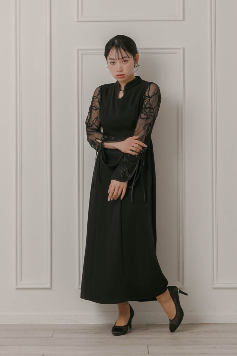 ブラックのフェザーフラワーコクーンドレスの商品画像10