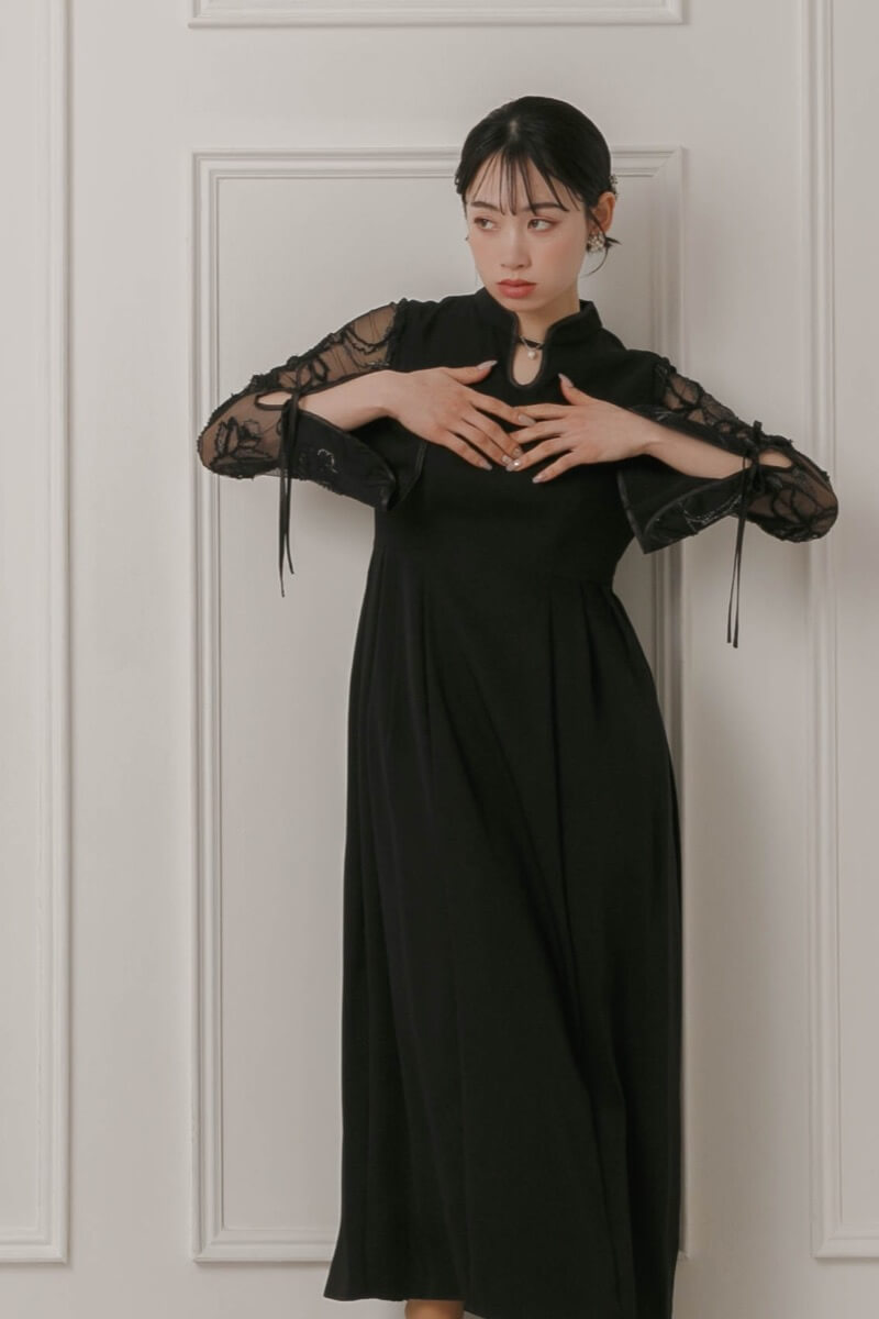 ブラックのフェザーフラワーコクーンドレスの商品画像11