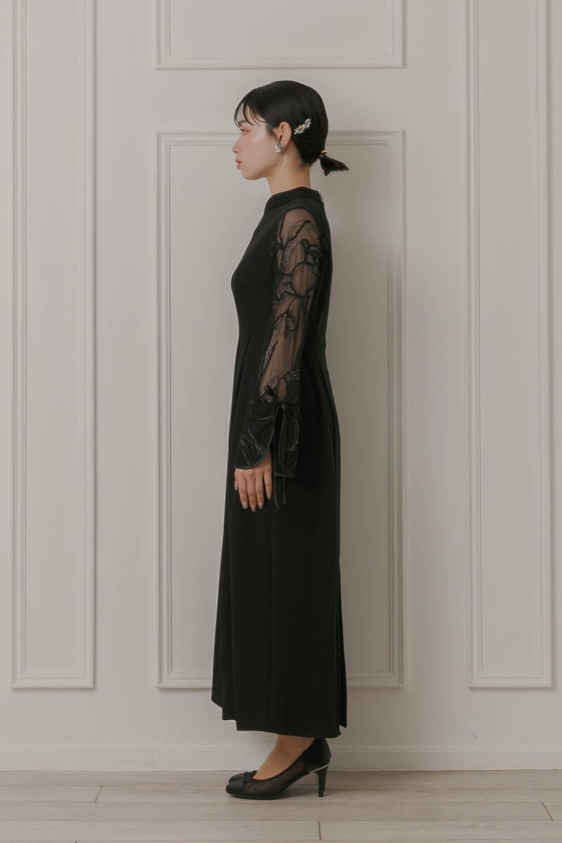 ブラックのフェザーフラワーコクーンドレスの商品画像3