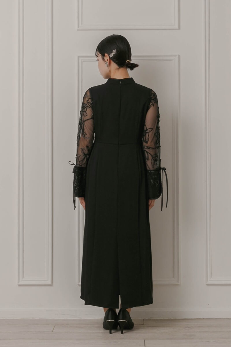 ブラックのフェザーフラワーコクーンドレスの商品画像4