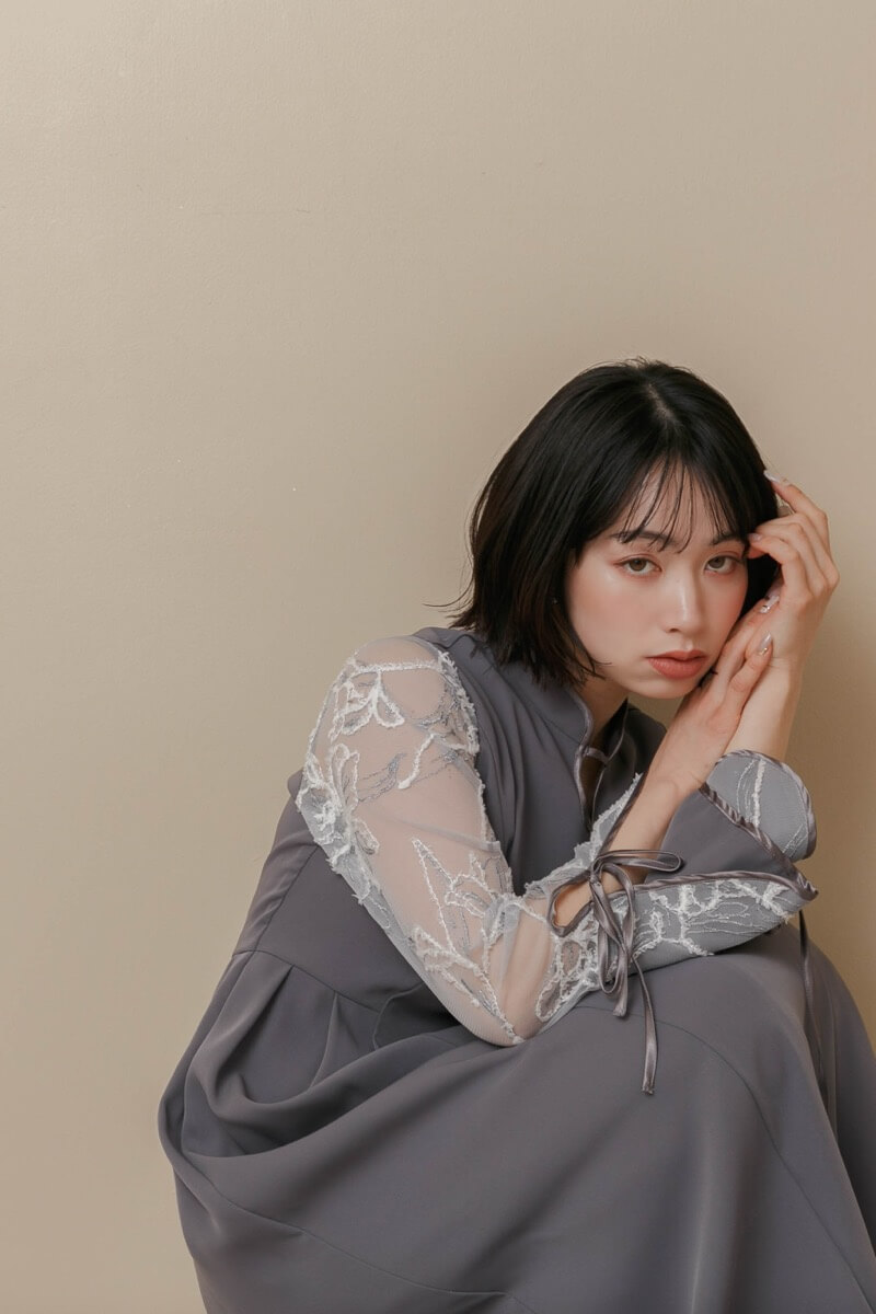 グレーのフェザーフラワーコクーンドレスの商品画像1 グレーのフェザーフラワーコクーンドレスの商品画像1