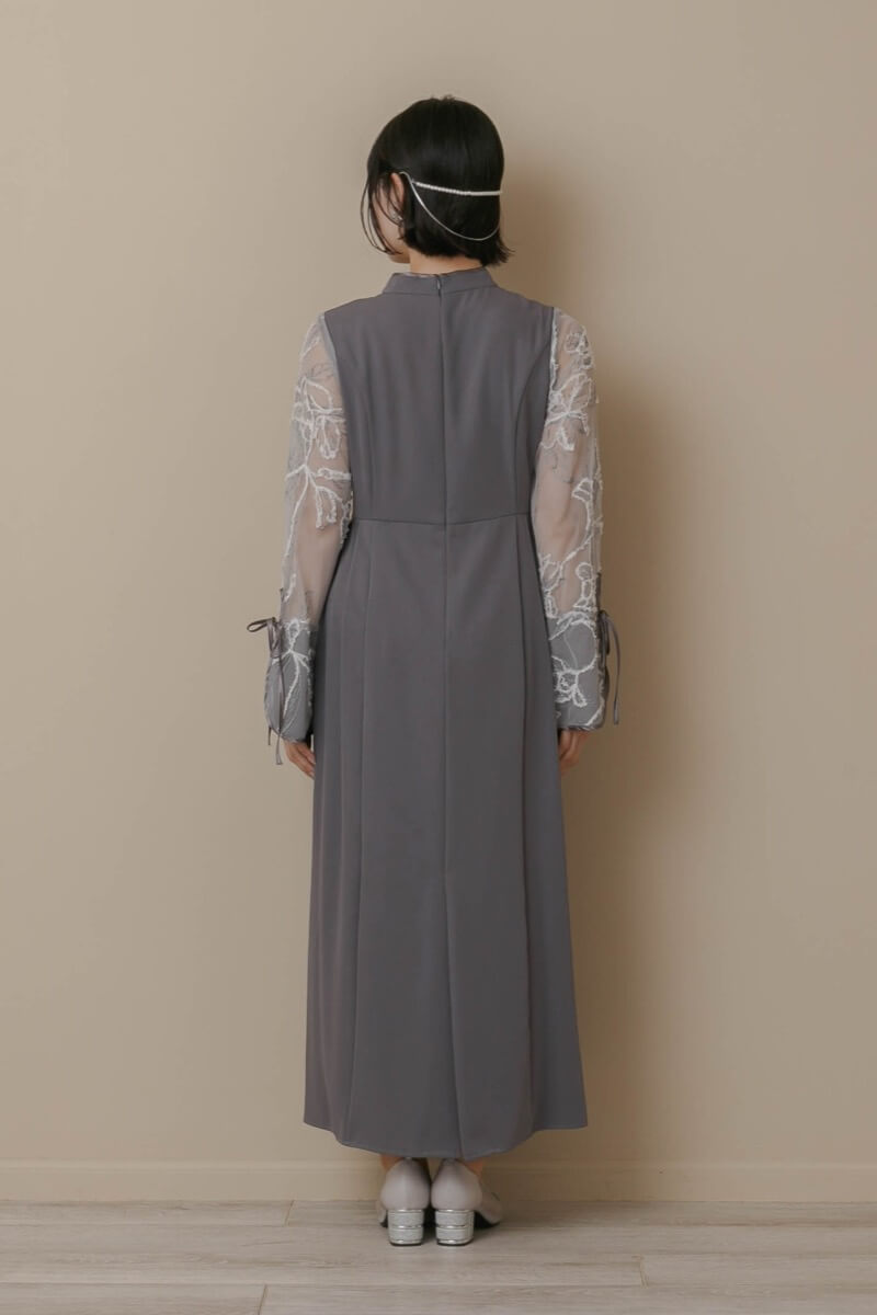 グレーのフェザーフラワーコクーンドレスの商品画像4 グレーのフェザーフラワーコクーンドレスの商品画像4