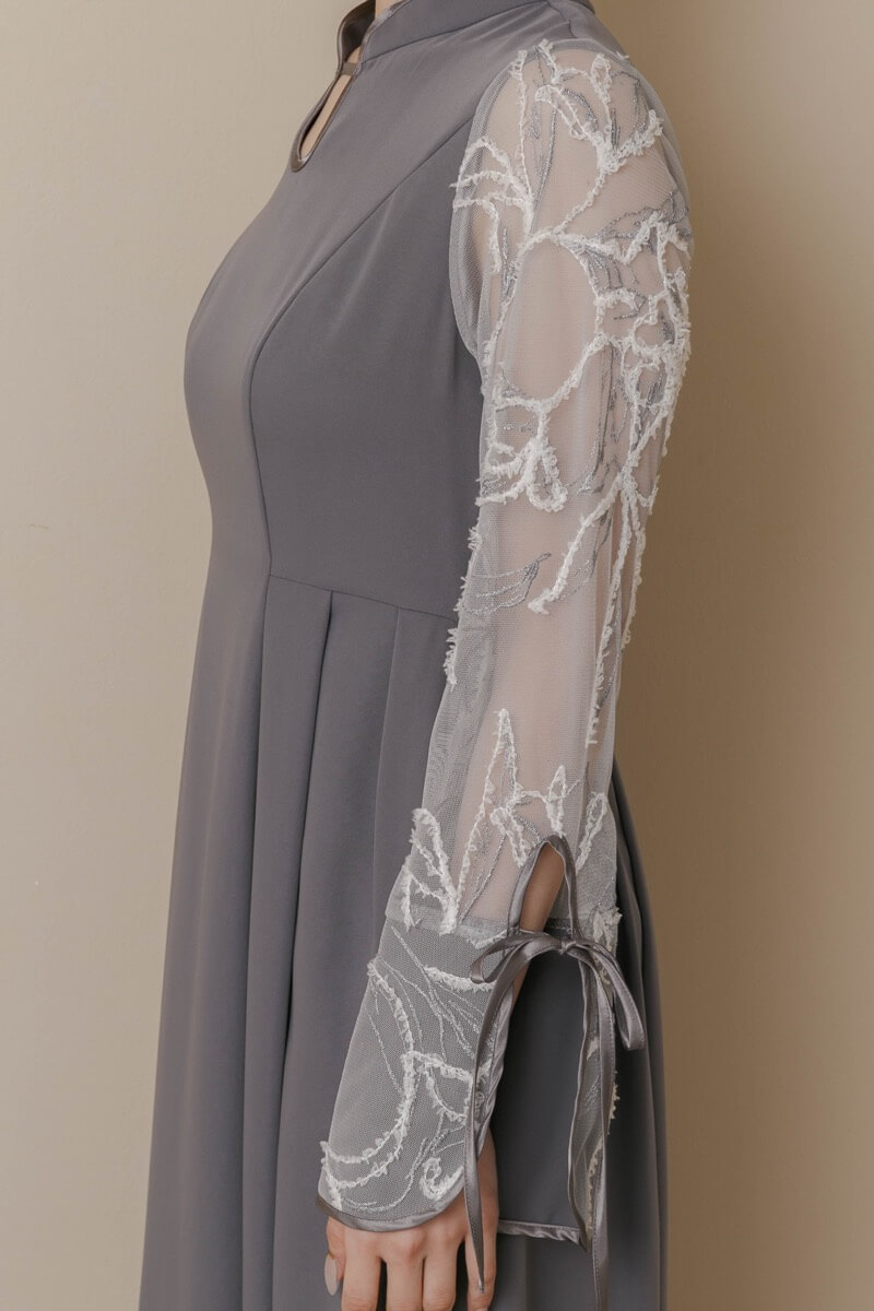 グレーのフェザーフラワーコクーンドレスの商品画像6 グレーのフェザーフラワーコクーンドレスの商品画像6