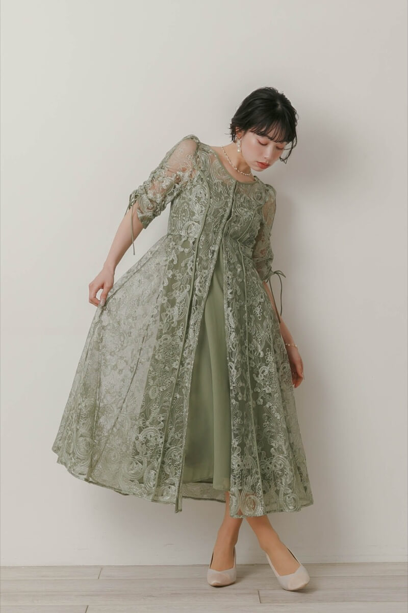グリーンのエンブロイダリーレイヤードドレスの商品画像1