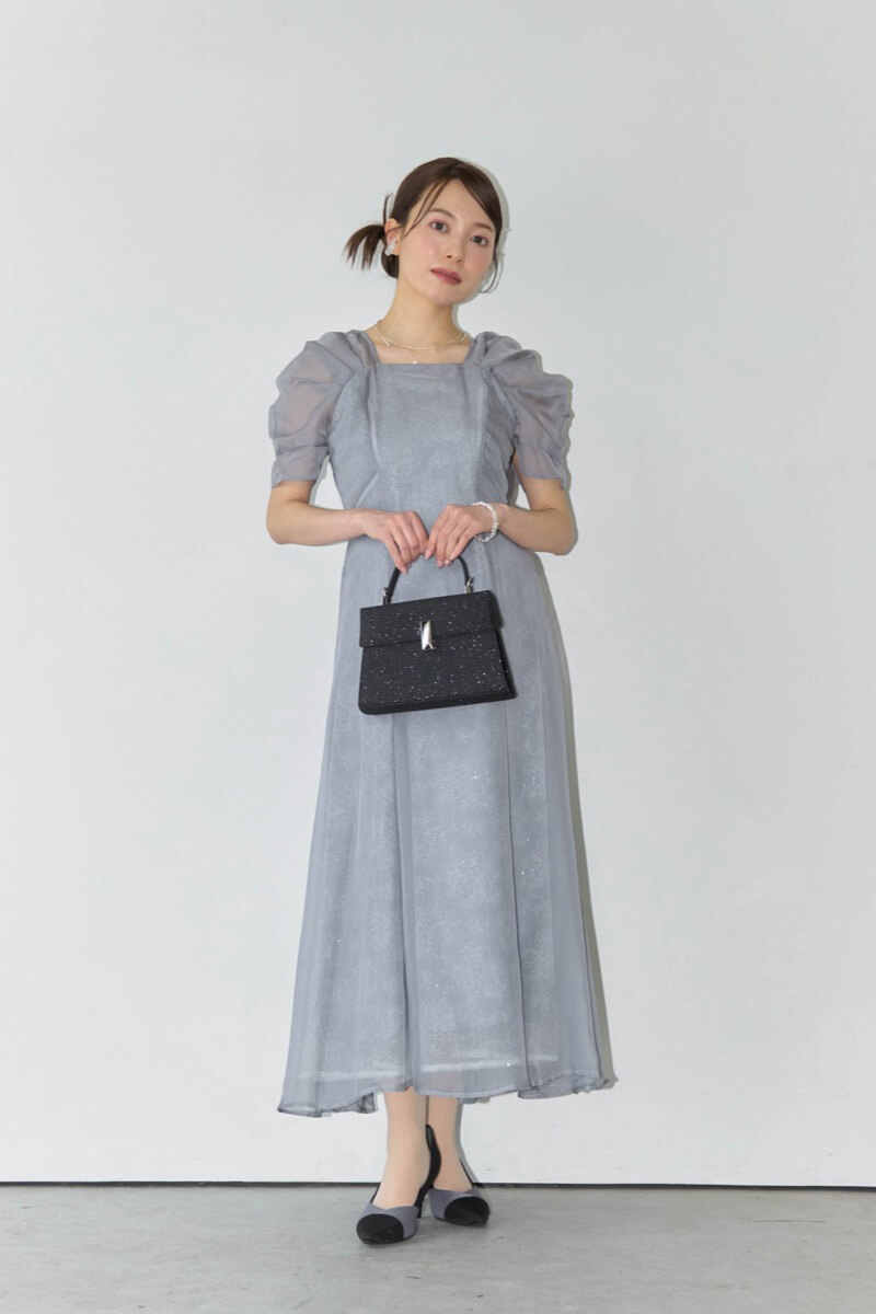 グレーのオーガンジースパンコールドレス
